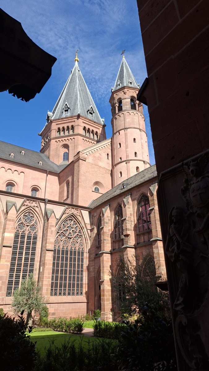 Der-Dom-vom-Kreuzgang-aus-gesehen